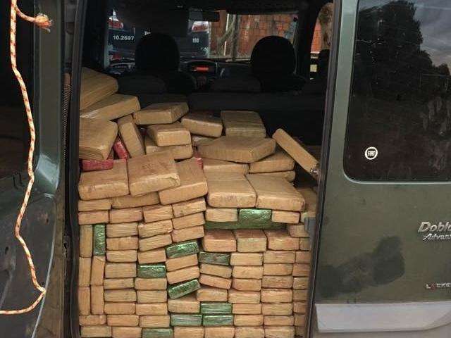 PM recebe den&uacute;ncia e encontra Dobl&ocirc; lotada de maconha na &aacute;rea urbana