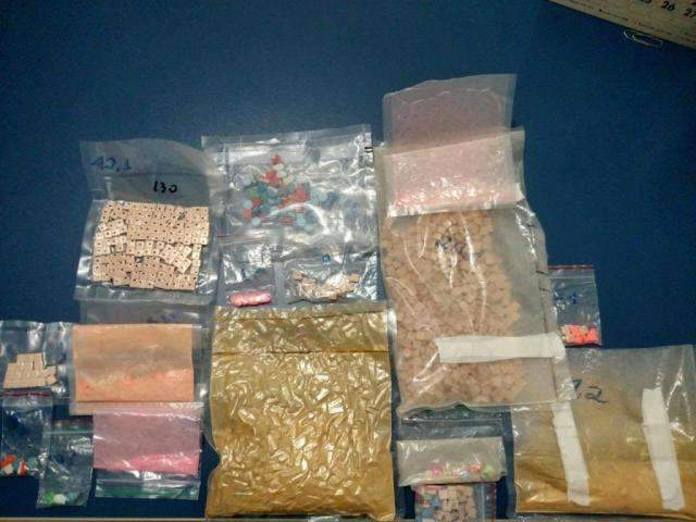 Trio tenta fugir, mas cai com 800 comprimidos em ecstasy em rodovia
