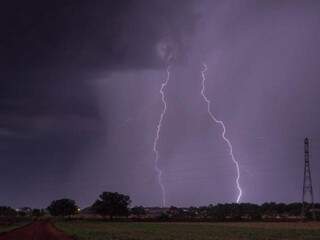 Mais dois raios que caíram ao mesmo tempo, neste ano durante uma tempestade em Dourados (Foto: Maycon Zanata)