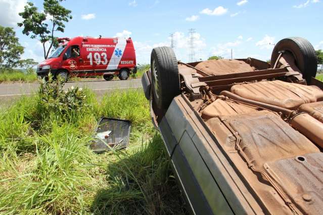 Condutor frea bruscamente em radar e carro capota na BR-262