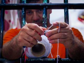 Preso desde o ano passado, crochê foi transformação dentro do presídio à espera de liberdade. (Foto: Marcos Maluf)