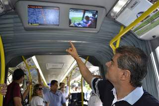 Prefeito mostra tela do GPS, que informa ao usuário o local onde o ônibus está circulando e o próximo ponto. (Foto: Pedro Peralta)