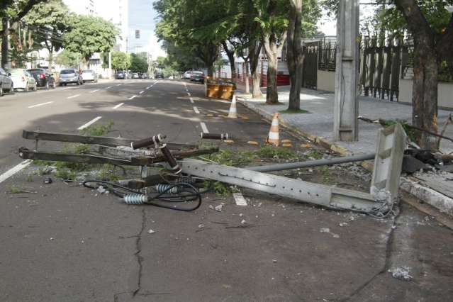 Enersul isola &aacute;rea e troca poste destru&iacute;do por Porshe no Centro 
