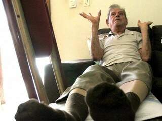 Para evitar sentir mais dores, o idoso fica com as pernas para cima, apoiada em uma cadeira (Foto: Saul Schramm)