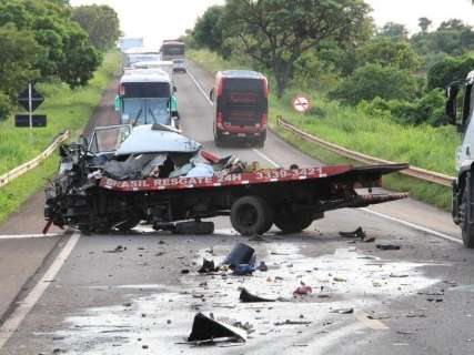 Colisão entre caminhão guincho e carreta mata motorista na BR-267