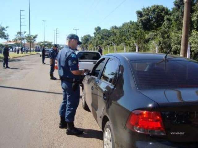  Blitz na Euller de Azevedo multa 44 condutores e recolhe 23 ve&iacute;culos