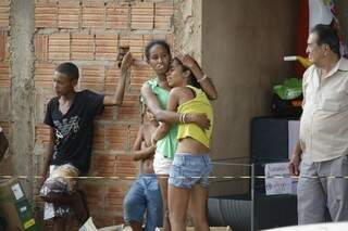 Mulher se desespera após morte de servente de pedreiro no Itamaracá (Foto: Cleber Gellio)