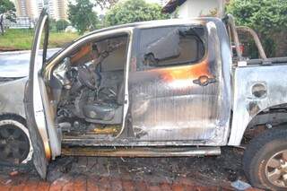 Toyota Hilux foi incendiada em Campo Grande. (Foto: Simão Nogueira)