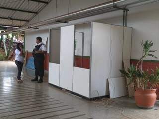 Box montado no corredor central do Detran-MS, em Campo Grande. (Foto: Bruna Pasche).