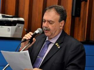 Paulo Siufi durante discurso da Assembleia Legislativa. (Foto: Luciana Nassar/ALMS).