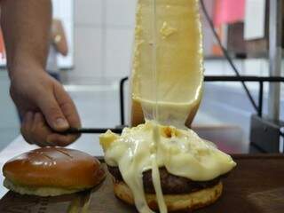 O queijo é raspado na racletteria em cima do hambúrguer. (Foto: André Bittar)
