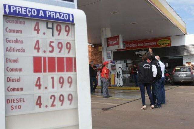 Pre&ccedil;o da gasolina sobe em refinarias, mas baixa nos postos, diz ANP