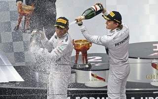 Nico Rosberg comemora com Lewis vitória no GP da Espanha, disputado neste domingo (Foto: REUTERS/Aly Song)