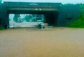 Veículo ficou praticamente encoberto pela água que se acumulou da chuva.  (Foto: Chapadense News)