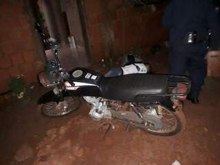 Javier foi alvo de diversos disparos e morreu ao lado da moto em que estava (Foto: Direto das Ruas)