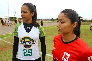 Taísa (de branco) e Suelem (de vermelho) foram convocadas para a seleção brasileira feminina de Flag Football. (Marcos Ermínio)