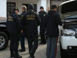Policiais federais prendem dono de garagem e aprender três veículos de luxo. (Foto: Fernando Antunes) 
