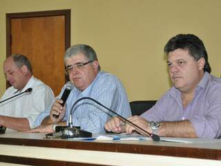 Presidente do Conselho e Secretário de Habitação, Carlos Marun comandou a reunião; ao lado do Prefeito Jocelito Krug e do Prefeito de Costa Rica, Jesus Baird.