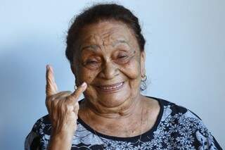 Extrovertida, Maria de Lourdes com 84 anos, aproveitaria os melhores carnavais da vida.