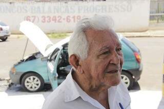 “Foi de repente, quando eu vi já estava o fogaréu”, disse o aposentado Sebastião Barbozinhas, 78 anos, que conduzia o veículo. (Foto: Alan Nantes)