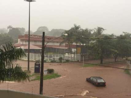 Chuva provoca alagamento e Rachid Neder j&aacute; tem carro &quot;ilhado&quot;