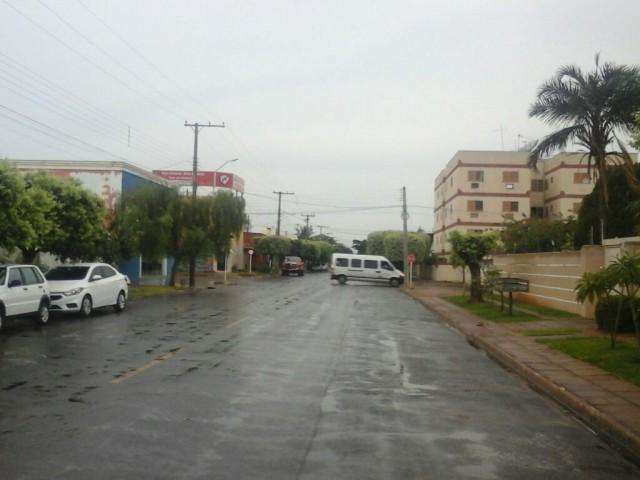 Chuva com granizo alaga ruas, derruba &aacute;rvores e deixa bairro sem luz