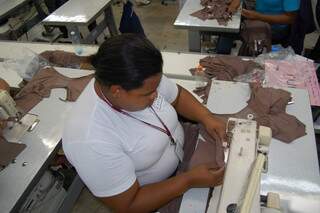 Paulicéia terminou o curso e já está empregada em uma indústria de confecção. (Foto: Simão Nogueira)