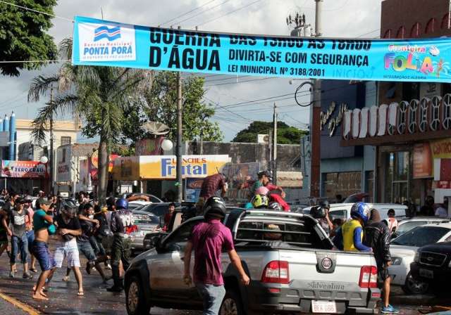 Carnaval come&ccedil;a hoje com guerra d' &aacute;gua e desfile de blocos 