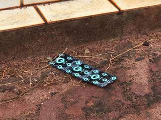 Preservativo ainda fechado encontrado ao lado de túmulo (Foto: Ronie Cruz)
