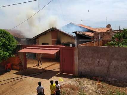 Bombeiros controlam inc&ecirc;ndio em outra casa, segundo caso no dia