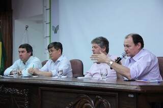 Secretários responderam a questionamentos de produtores (Foto: Edemir Rodrigues/Governo do Estado)