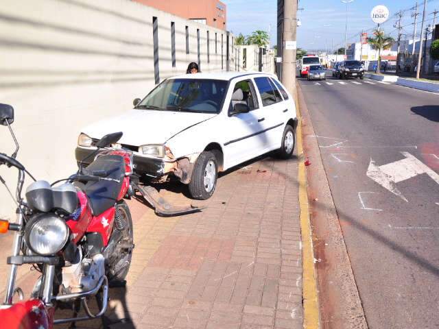  Motociclista fica ferida em acidente na Zahran envolvendo tr&ecirc;s ve&iacute;culos
