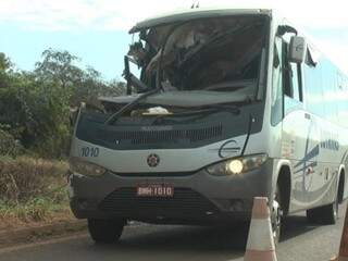 Micro-ônibus ficou com a frontal destruída. (Foto: Reprodução/TVC)