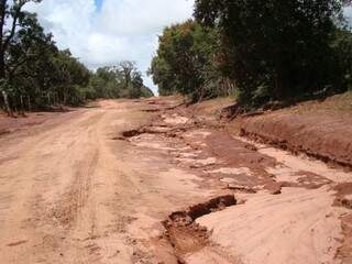 Erosão atingia até mesmo as estradas vicinais nessa região de Campo Grande. Áreas como essa também foram recuperadas (Foto: divulgação)