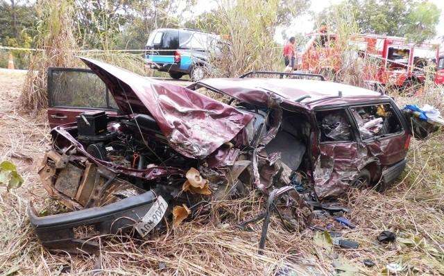 Motorista morre em colis&atilde;o entre camionete e carro de passeio