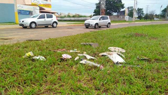 Armadilha, trecho de avenida tem 90 buracos e nenhuma sinaliza&ccedil;&atilde;o