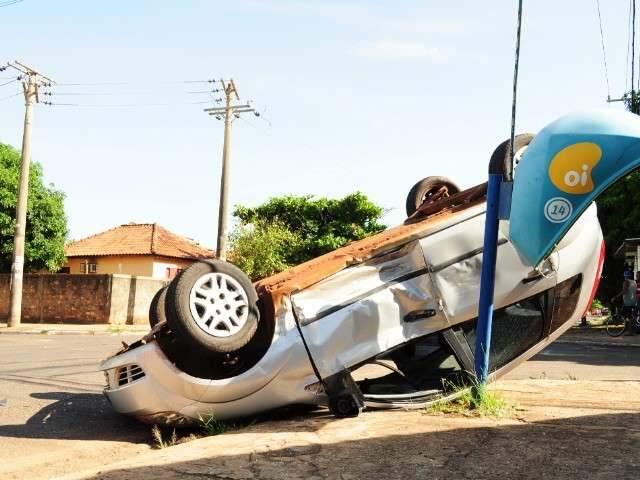 Camionete n&atilde;o para em cruzamento e causa capotagem no Cai&ccedil;ara