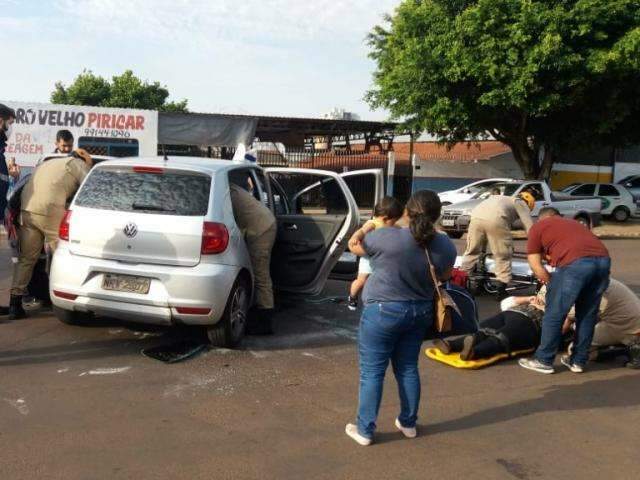 A caminho de desfile, família sofre acidente e carro chega a tombar