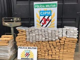 Ap&oacute;s persegui&ccedil;&atilde;o, tr&ecirc;s traficantes s&atilde;o presos com 400 quilos de maconha 