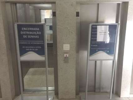 Quebrado, elevador expõe falha de atendimento na Central do Cidadão