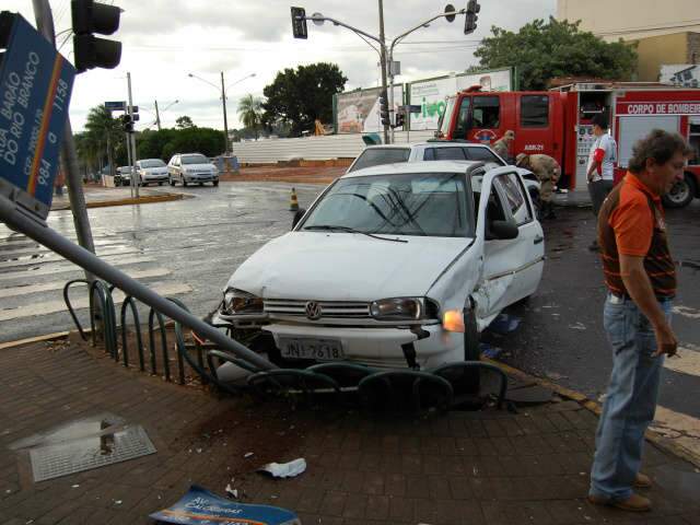  Motorista fura sinal vermelho e provoca acidente no centro da Capital 