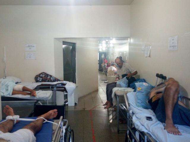Hospital tem pacientes no corredor e dire&ccedil;&atilde;o diz que situa&ccedil;&atilde;o &eacute; corriqueira