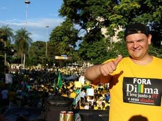 Vinícius Siqueira em uma das manifestações pelo &quot;Fora Dilma&quot; em Campo Grande. (Reprodução Facebook)