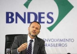 Presidente do BNDES se reúne com governador André Puccinelli e recebe comenda. (Foto: site Agência Brasil)