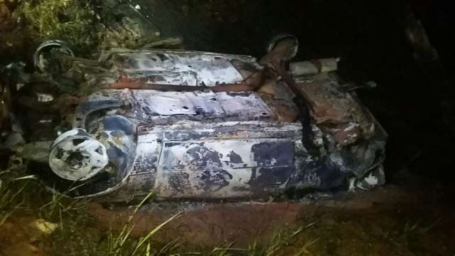 Mulher morre ap&oacute;s carro lotado de isqueiro capotar e pegar fogo