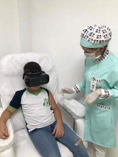 Técnicas de amenização da dor e até filmes em óculos de Realidade Virtual para distrair as crianças.(Foto: Divulgação)