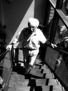 Luz e poesia combinaram para fazer de Manoel na escada, foto de encanto. (Foto: Letz Spíndola)