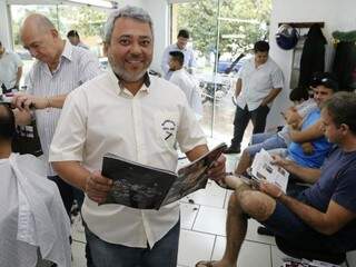 Disponilizar as edições da Playboy na Barbearia São José, foi a forma adotada para atrair os clientes.(Foto:Gerson Walber)