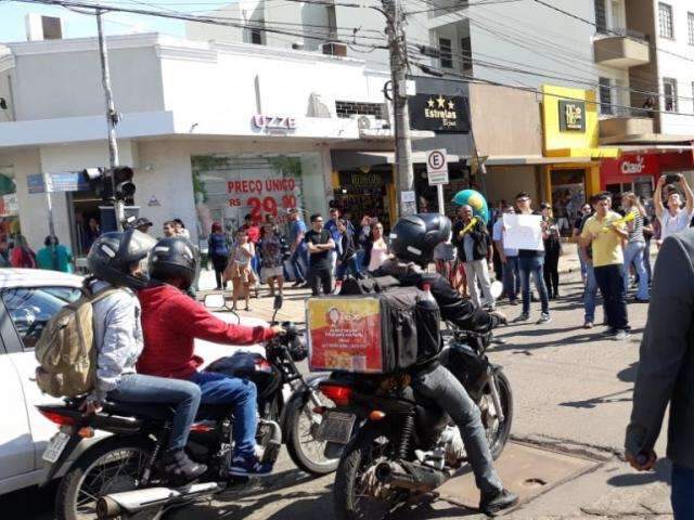 Comerciantes bloqueiam tr&acirc;nsito durante protesto na Rua 14 de Julho
