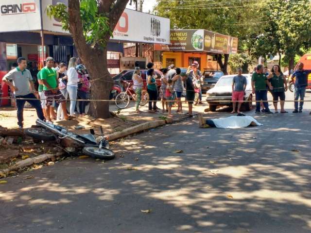 Jovem de 21 anos perde controle de moto e morre ao bater em &aacute;rvore